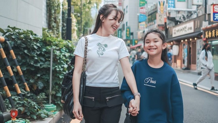 Di Korea, Ayu Ting Ting Piknik Bareng Nikita Mirzani hingga ke Pasar Seafood