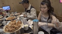 Pesta seafood di sana membuat meja makan mereka penuh. Ayu Ting Ting dan sang ayah pun memuji rasa makanan yang enak. Foto: YouTube Qiss You TV, Instagram, dan TikTok Ayu Ting Ting