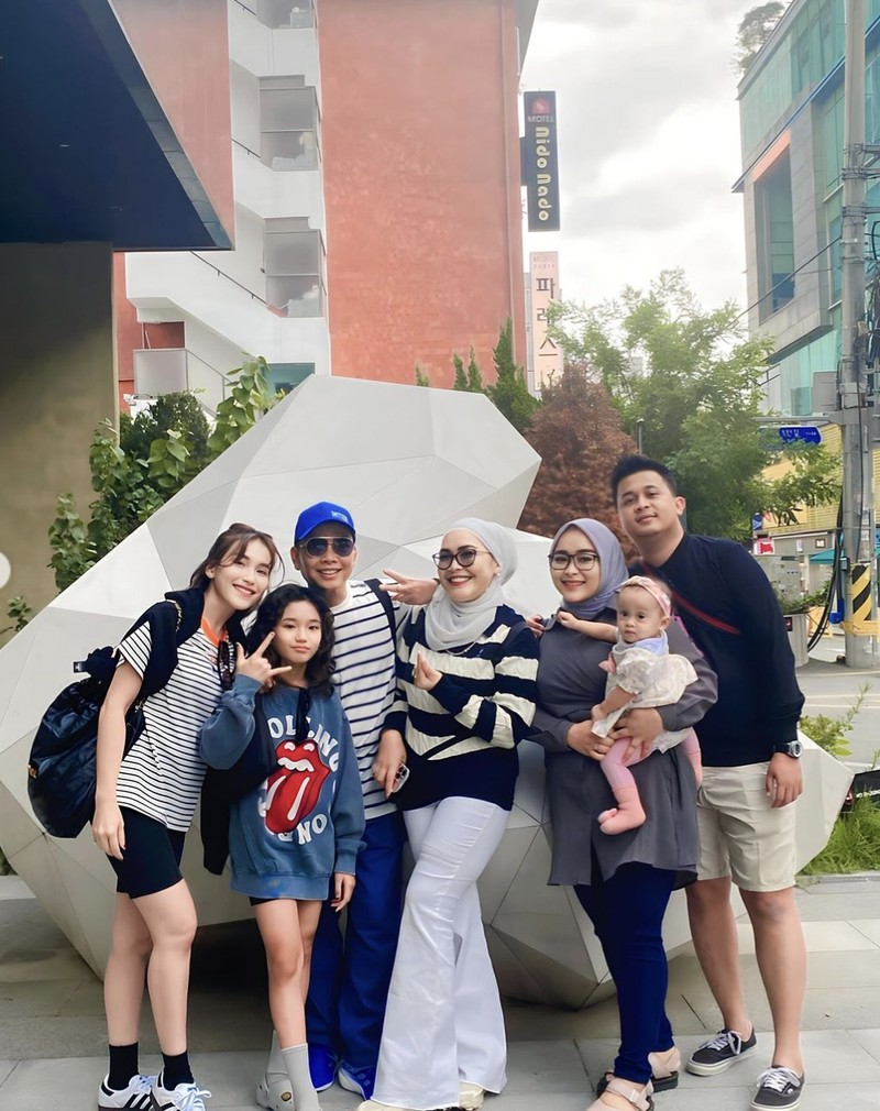 Di Korea, Ayu Ting Ting Piknik Bareng Nikita Mirzani hingga ke Pasar Seafood
