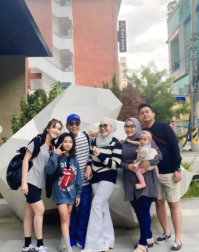 Di Korea, Ayu Ting Ting Piknik Bareng Nikita Mirzani hingga ke Pasar Seafood Di Korea, Ayu Ting Ting Piknik Bareng Nikita Mirzani hingga ke Pasar Seafood