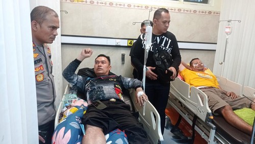 Dua polisi dirawat di RS Kota Mataram setelah terkena panah akibat mencegah bentrokan dua kelompok di Mataram, NTB. Bentrokan antara dua kelompok itu terjadi Kamis malam-Jumat dini hari (6/10/2023).