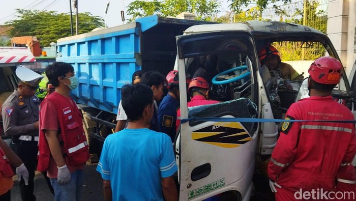Evakuasi sopir truk terjepit di Klaten, Jumat (6/10/2023).