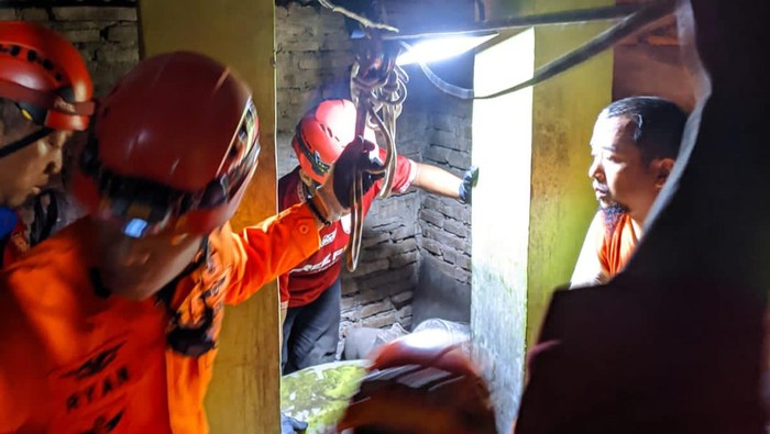 Evakuasi warga Kartasura, Sukoharjo yang tewas di dalam sumur, Jumat (6/10/2023).