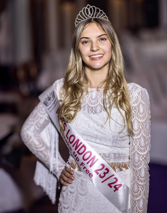 Keluar sebagai pemenang, adalah perawat gigi bernama Natasha Beresford, asal Sheffield, South Yorkshire, Inggris. Dia menjadi juara kontes kecantikan tanpa makeup pertama yang digelar di Britania Raya. Foto: Instagram/@missenglandlimited