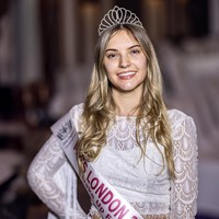 Keluar sebagai pemenang, adalah perawat gigi bernama Natasha Beresford, asal Sheffield, South Yorkshire, Inggris. Dia menjadi juara kontes kecantikan tanpa makeup pertama yang digelar di Britania Raya. Foto: Instagram/@missenglandlimited