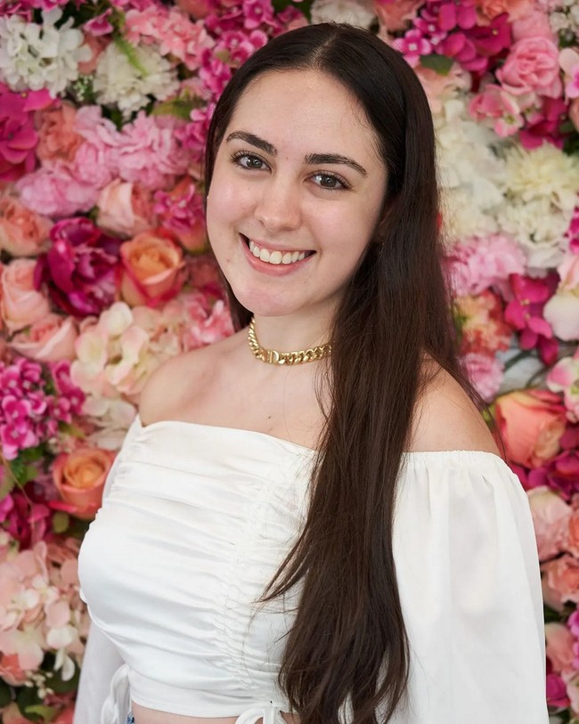 Ajang ini diikuti oleh 19 kontestan yang harus tampil di panggung dengan wajah polos. Foto: Instagram/@missenglandlimited