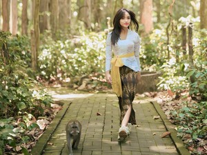 Gaya Menawan Fuji Pemotretan Pakai Kebaya Bali, Ternyata Harganya Rp 58 Ribu