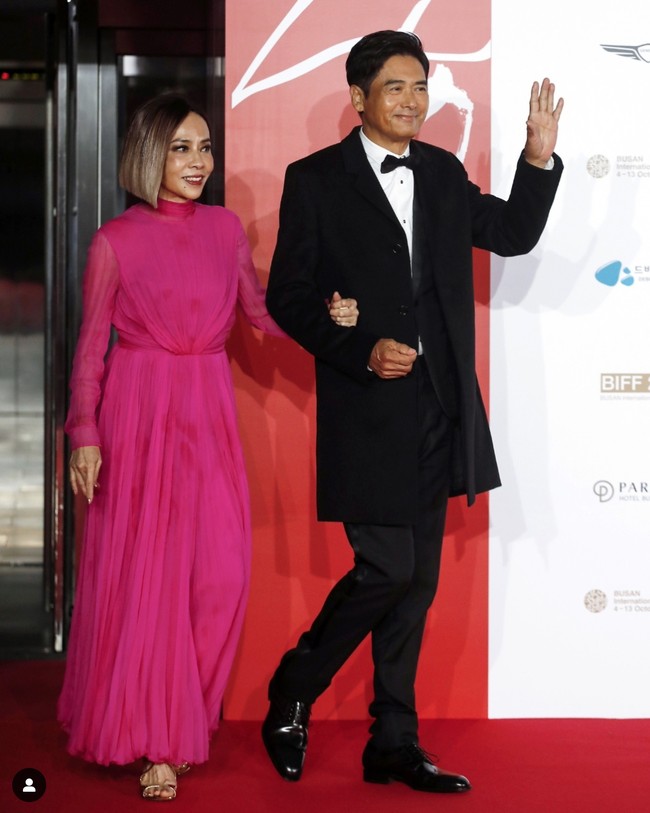 Aktor Hong Kong legendaris Chow Yun Fat hadir bersama istrinya Jasmine Tan, mengenakan setelan jas hitam Dior. Sudah 50 tahun berkarier, dia mendapat penghargaan Asian Filmmaker of the Year di Busan International Film Festival 2023.Foto: dok. Instagram @scmpstyle