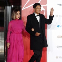 Aktor Hong Kong legendaris Chow Yun Fat hadir bersama istrinya Jasmine Tan, mengenakan setelan jas hitam Dior. Sudah 50 tahun berkarier, dia mendapat penghargaan Asian Filmmaker of the Year di Busan International Film Festival 2023.Foto: dok. Instagram @scmpstyle