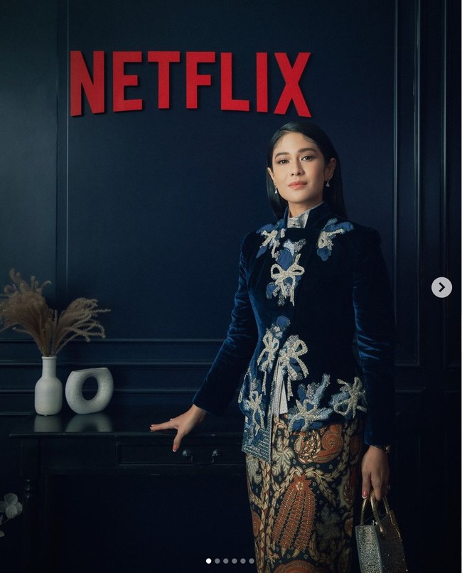 Dian Sastrowardoyo menjadi perwakilan Indonesia di Busan International Film Festival 2023 sebagai pemain serial Netflix, Gadis Kretek. Dia memakai jaket beludru berwarna bijou, rancangan khusus desainer Sapto Djojokartiko, dengan bawahan batik. Foto: dok. Instagram @netflixid
