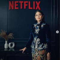 Dian Sastrowardoyo menjadi perwakilan Indonesia di Busan International Film Festival 2023 sebagai pemain serial Netflix, Gadis Kretek. Dia memakai jaket beludru berwarna bijou, rancangan khusus desainer Sapto Djojokartiko, dengan bawahan batik. Foto: dok. Instagram @netflixid