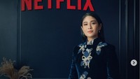 Dian Sastrowardoyo juga sering lho mengenakan batik di ragam kesempatan (dok. Instagram @netflixid)