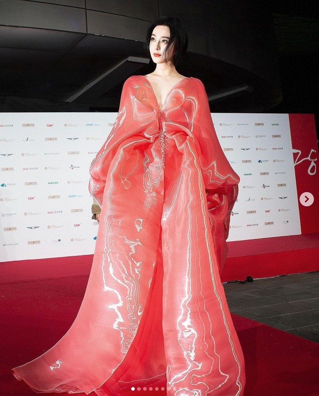 Aktris Cina Fan Bing Bing memancarkan keanggunan dalam balutan v-neckline gown rancangan desainer Suriah, Rami Al Ali. Lewat akun Instagram-nya, dia mendeskripsikan busananya itu seperti jelly.Foto: dok. Instagram @bingbing_fan