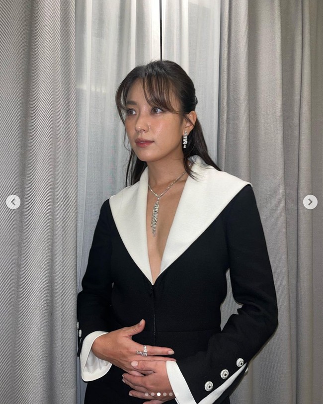 Han Hyo Joo memakai gaun panjang dari koleksi Chanel Cruise 2022, dengan aksen sailor collar berwarna putih. Bintang drakor Moving itu hadir sebagai pemain film Netflix, Believer 2 di Busan International Film Festival 2023. Foto: dok. Instagram @hanhyojoo222