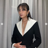 Han Hyo Joo memakai gaun panjang dari koleksi Chanel Cruise 2022, dengan aksen sailor collar berwarna putih. Bintang drakor Moving itu hadir sebagai pemain film Netflix, Believer 2 di Busan International Film Festival 2023. Foto: dok. Instagram @hanhyojoo222