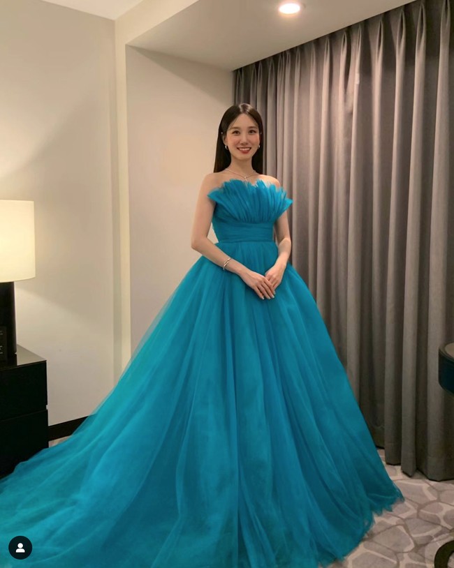 Park Eun Bin, yang akan membintangi drama Korea Castaway Diva seolah menggambarkan karakternya sebagai diva yang tinggal di pulau. Pembawa acara Busan International Film Festival 2023 itu mengenakan strapless tulle ball gown dress rancangan desainer Monique Lhuillier.    Foto: dok. Instagram @namooactors