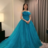 Park Eun Bin, yang akan membintangi drama Korea Castaway Diva seolah menggambarkan karakternya sebagai diva yang tinggal di pulau. Pembawa acara Busan International Film Festival 2023 itu mengenakan strapless tulle ball gown dress rancangan desainer Monique Lhuillier.    Foto: dok. Instagram @namooactors