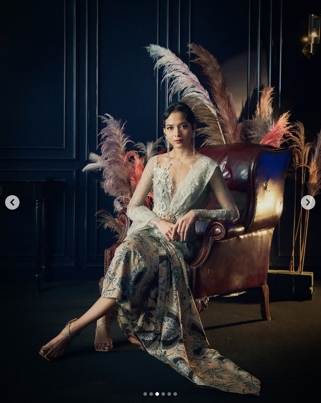 Gaya Putri Marino tak kalah eksotis saat menghadiri Busan International Film Festival 2023 sebagai pemain serial Netflix, Gadis Kretek. Dia mengenakan kebaya berwarna malaga, rancangan desainer Sapto Djojokartiko, dan bawahan selendang serasi.Foto: dok. Instagram @netflixid