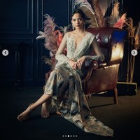 Gaya Putri Marino tak kalah eksotis saat menghadiri Busan International Film Festival 2023 sebagai pemain serial Netflix, Gadis Kretek. Dia mengenakan kebaya berwarna malaga, rancangan desainer Sapto Djojokartiko, dan bawahan selendang serasi.Foto: dok. Instagram @netflixid