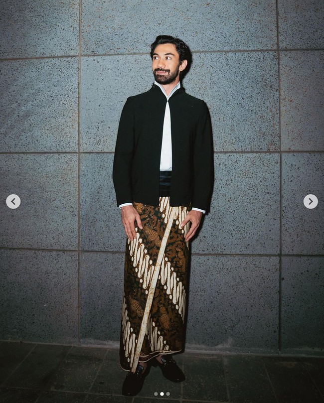 Reza Rahadian tampak memukau bak bangsawan dalam balutan beskap hitam modern rancangan KRATON by Augueste Soesastro, lengkap dengan kain batik bermotif parang dari Go Tik Swan. Sang aktor hadir di Busan International Film Festival 2023 untuk mewakili Indonesia bersama pemain film 24 Jam Bersama Gaspar.Foto: dok. Instagram @officialpilarez