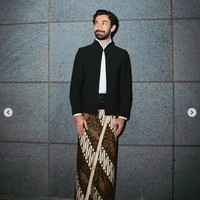 Reza Rahadian tampak memukau bak bangsawan dalam balutan beskap hitam modern rancangan KRATON by Augueste Soesastro, lengkap dengan kain batik bermotif parang dari Go Tik Swan. Sang aktor hadir di Busan International Film Festival 2023 untuk mewakili Indonesia bersama pemain film 24 Jam Bersama Gaspar.Foto: dok. Instagram @officialpilarez