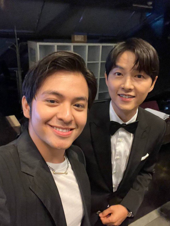 Angga Yunanda hadir di belakang panggung Busan International Film Festival 2023 untuk mendukung kekasihnya Shenina, yang membintangi film 24 Jam Bersama Gaspar. Dia pun berfoto bersama Song Joong Ki di belakang panggung. Sejumlah netizen menyebut Angga tak kalah glowing dari bintang drakor Vincenzo itu.Foto: dok. Instagram @angga