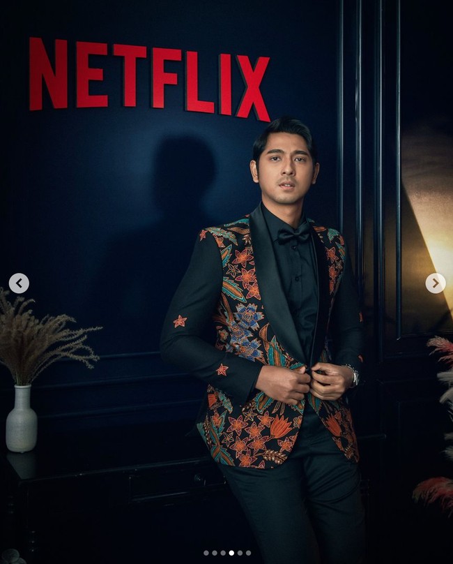Arya Saloka, yang menjadi pemain serial Netflix Gadis Kretek, memakai jas bermotif batik pesisir dari Wong Hang Tailor. Setelah menghadiri acara pembukaan Busan International Film Festival 2023, dia mengadakan live Instagram dan bercerita telah berfoto dengan aktor Song Joong Ki.Foto: dok. Instagram @netflixid
