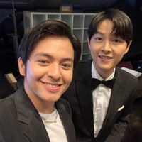 Angga Yunanda hadir di belakang panggung Busan International Film Festival 2023 untuk mendukung kekasihnya Shenina, yang membintangi film 24 Jam Bersama Gaspar. Dia pun berfoto bersama Song Joong Ki di belakang panggung. Sejumlah netizen menyebut Angga tak kalah glowing dari bintang drakor Vincenzo itu.Foto: dok. Instagram @angga