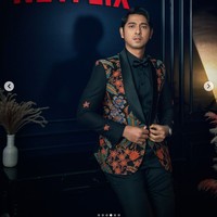 Arya Saloka, yang menjadi pemain serial Netflix Gadis Kretek, memakai jas bermotif batik pesisir dari Wong Hang Tailor. Setelah menghadiri acara pembukaan Busan International Film Festival 2023, dia mengadakan live Instagram dan bercerita telah berfoto dengan aktor Song Joong Ki.Foto: dok. Instagram @netflixid