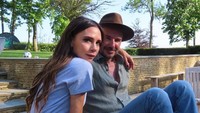 Keluarga Beckham sedang menjadi sorotan setelah penayangan dokumenternya di Netflix. Isrinya Victoria Bechkam ikut mengambil peran dalam mengisi cerita hidup legenda pemain bola ini.