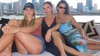 Ini potretnya saat menghabiskan waktu bersama teman-temannya di Miami. Cantik-cantik semua ya?