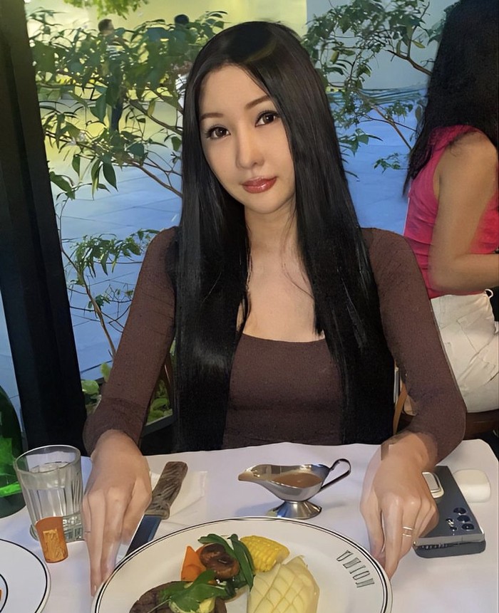Gaya Makan Lucinta Luna yang Nyeleneh Sampai Makan Cantik