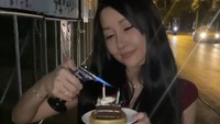 Rayakan ulang tahun di jalanan, Lucinta hadiahi dirinya sendiri cake dengan lilin yang ia tiup. Foto: Instagram/Pool