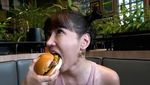 Gaya Makan Lucinta Luna yang Nyeleneh Sampai Makan Cantik