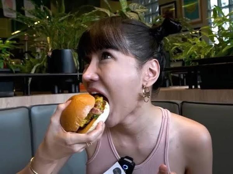 Gaya Makan Lucinta Luna yang Nyeleneh Sampai Makan Cantik