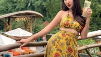 Selain humoris, dirinya juga sering tunjukkan sisi wanita elegannya yang glamour. Contohnya seperti foto berliburnya sambil memegang minuman segar ini. Foto: Instagram/Pool