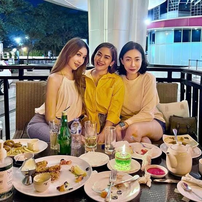 Gaya Makan Lucinta Luna yang Nyeleneh Sampai Makan Cantik