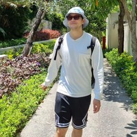 Bak backpacker. Son Sukku berjalan-jalan keliling Bali memakai tas ransel berwarna hitam. Dalam mode liburan, dia memakai kaos panjang dan celana pendek. Foto: dok. Instagram @sonsukku