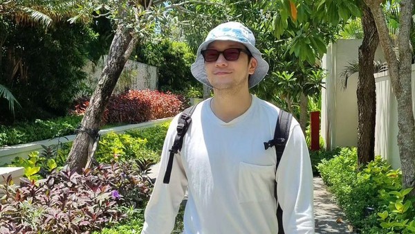 7 Gaya Son Sukku Liburan di Bali, Aktor Korea Melokal Pakai Kaos Kutang