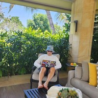 Foto lain menampilkan Son Sukku selonjoran di kursi hotel dan menaikkan kaki ke atas meja. Sang aktor menggambarkan suasana nyata WFB alias Work From Bali. Foto: dok. Instagram @sonsukku