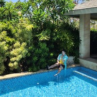 Sejumlah penggemar menduga Son Sukku sudah cukup lama di Bali. Pada tanggal 3 Oktober, dia dan aktris Indonesia, Tyas Mirasih mulai mengikuti akun Instagram satu sama lain. Penggemar menduga keduanya bertemu karena Tyas dan suaminya Teuku Rezi juga liburan di sana.   Foto: dok. Instagram @sonsukku