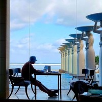 Hari-hari membuka laptop. Son Sukku juga menyorot pemandangan patung dan kolam renang yang menjadi ikon Hotel Mulia Bali dan sering terlihat di akun Instagram artis Korea yang liburan ke Pulau Dewata. Foto: dok. Instagram @sonsukku