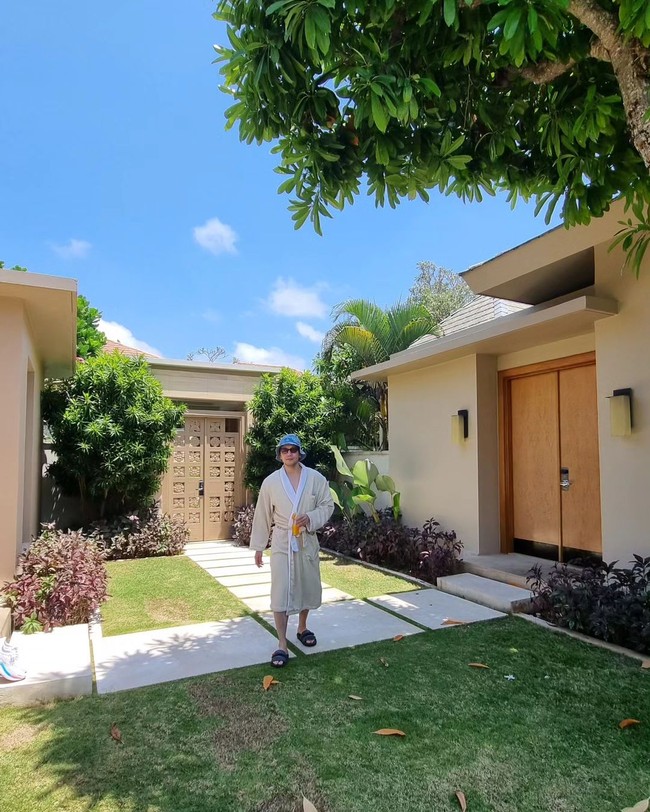 Aktor Korea Son Sukku ternyata menghabiskan waktu liburan di Bali. Bintang drama Korea My Liberation Notes itu mengunggah foto-fotonya saat bersantai di Hotel Mulia Bali pada Kamis (5/10/2023).Foto: dok. Instagram @sonsukku