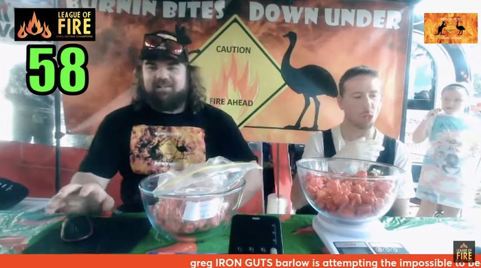 Gokil! Pria Ini Lahap Hampir 1 Kg Cabai Terpedas di Dunia Carolina Reaper