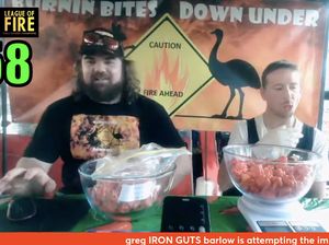 Gokil! Pria Ini Lahap Hampir 1 Kg Cabai Terpedas di Dunia Carolina Reaper