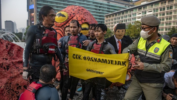 Sejumlah aktivis Greenpeace Indonesia membawa boneka gurita raksasa saat menggelar aksi kampanye tanpa oligarki di Bundaran Hotel Indonesia (HI), Jakarta, Jumat (6/10/2023). Dalam aksinya mereka mendesak para capres-cawapres memiliki komitmen yang serius dan konkret untuk berpihak kepada rakyat dan melepaskan diri dari agenda-agenda oligarki. ANTARA FOTO/Muhammad Adimaja/nym.