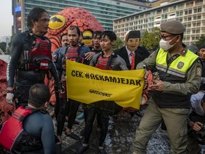 Aksi Greenpeace Bawa Gurita ke Kolam HI Dibubarkan, 12 Orang Diamankan