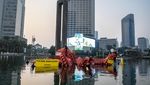 Hiii! Ada Boneka Gurita Raksasa di Kolam Bundaran HI