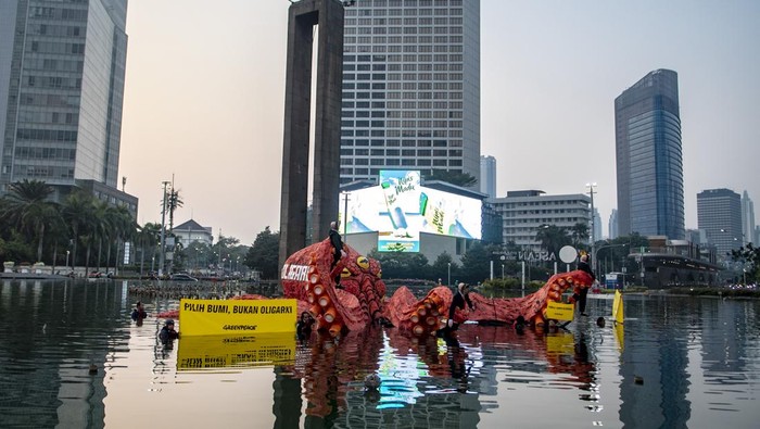 Sejumlah aktivis Greenpeace Indonesia membawa boneka gurita raksasa saat menggelar aksi kampanye tanpa oligarki di Bundaran Hotel Indonesia (HI), Jakarta, Jumat (6/10/2023). Dalam aksinya mereka mendesak para capres-cawapres memiliki komitmen yang serius dan konkret untuk berpihak kepada rakyat dan melepaskan diri dari agenda-agenda oligarki. ANTARA FOTO/Muhammad Adimaja/nym.