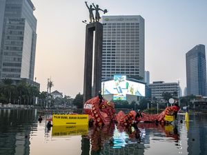 Gurita Greenpeace Nyemplung Kolam HI Berujung Dibubarkan Polisi